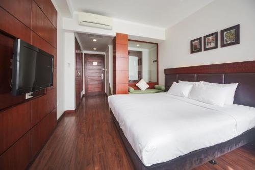 Premium Deluxe Double or Twin Room with Window and City View